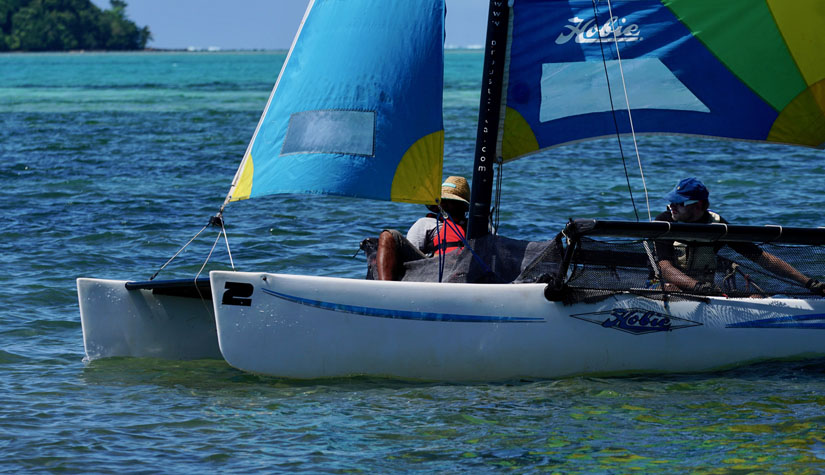 Catamaran sur le lagon wallisien